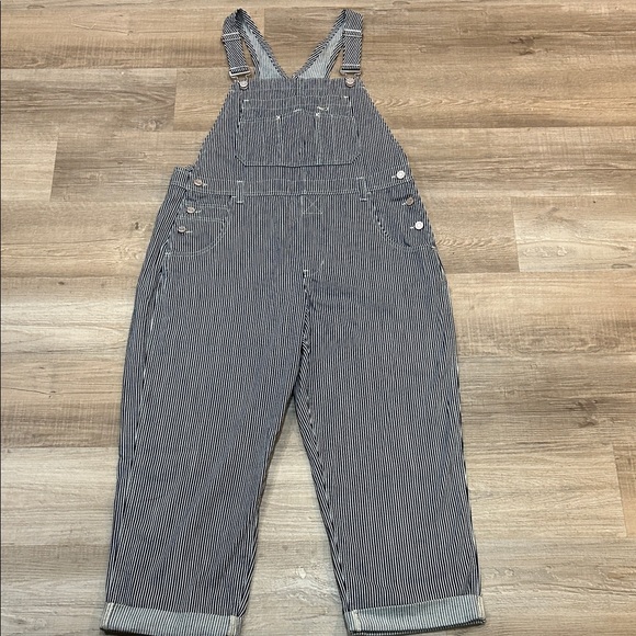 GAP Women's Striped Cuffed Denim Overalls, size Medium Petite - Picture 3 of 8